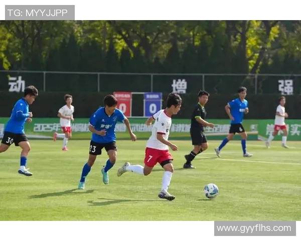 香港足球明星队与江苏球队的精彩对决引发球迷热烈关注与期待 香港足球明星队与江苏球队的精彩对决引发球迷热烈关注与期待