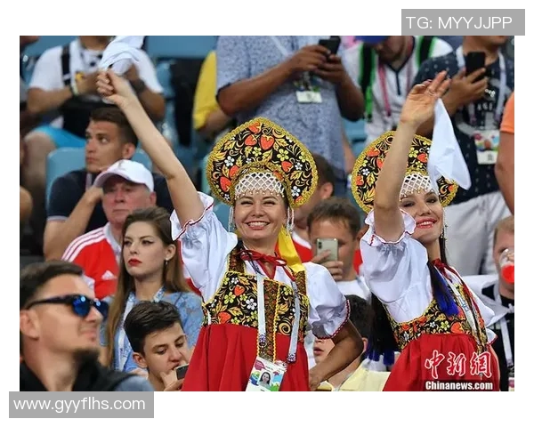 女球迷精彩模仿足球明星点球瞬间引发热议展现足球魅力与激情