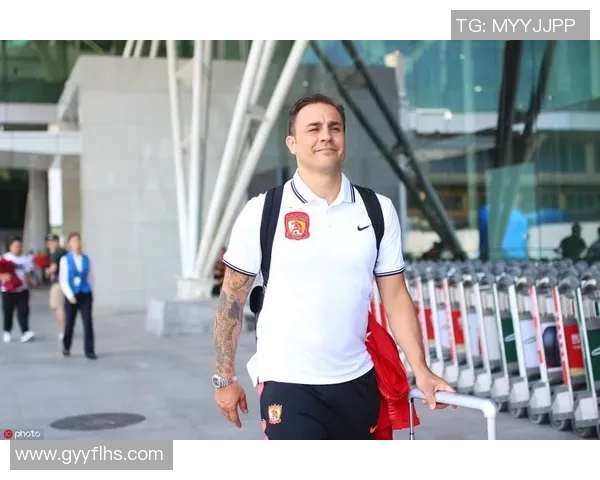 带墨镜的足球明星究竟是谁他在场外的时尚魅力如何吸引了众多粉丝